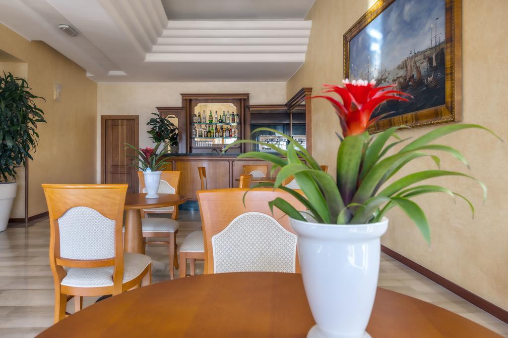 נטונו Astura Palace Hotel מראה חיצוני תמונה