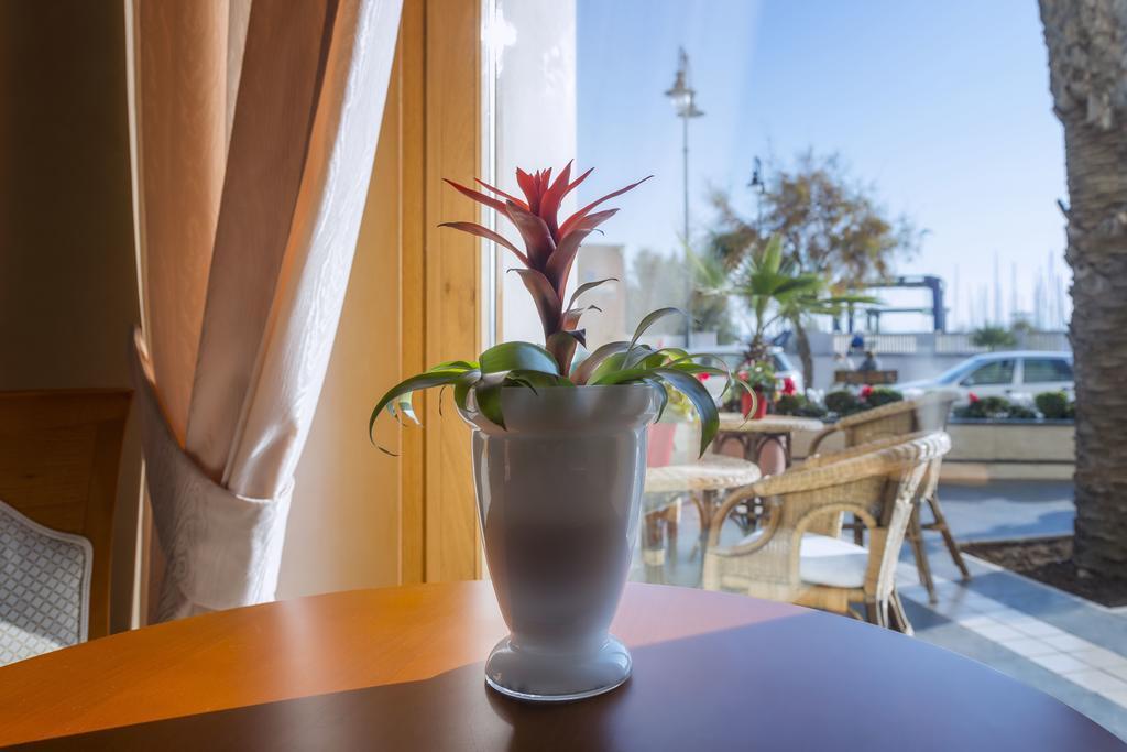נטונו Astura Palace Hotel מראה חיצוני תמונה