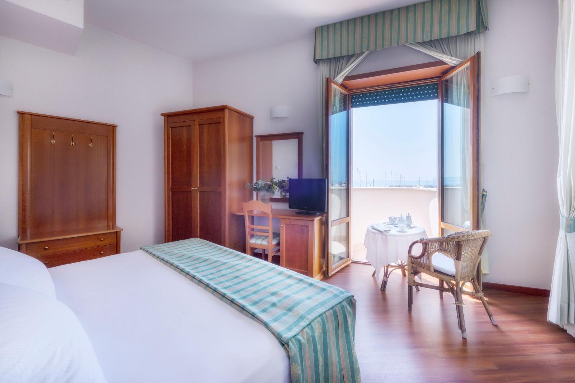 נטונו Astura Palace Hotel מראה חיצוני תמונה