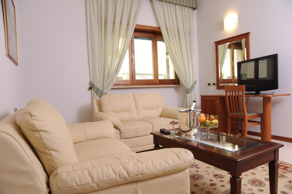 נטונו Astura Palace Hotel מראה חיצוני תמונה