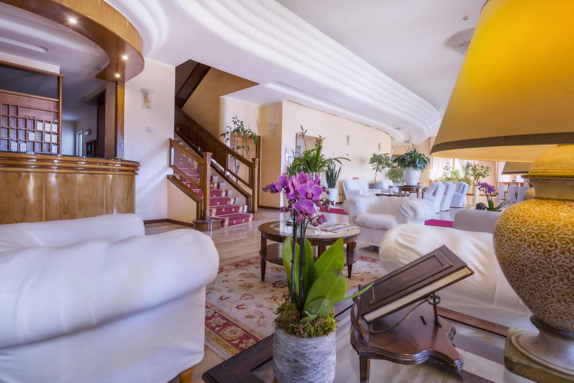 נטונו Astura Palace Hotel מראה חיצוני תמונה